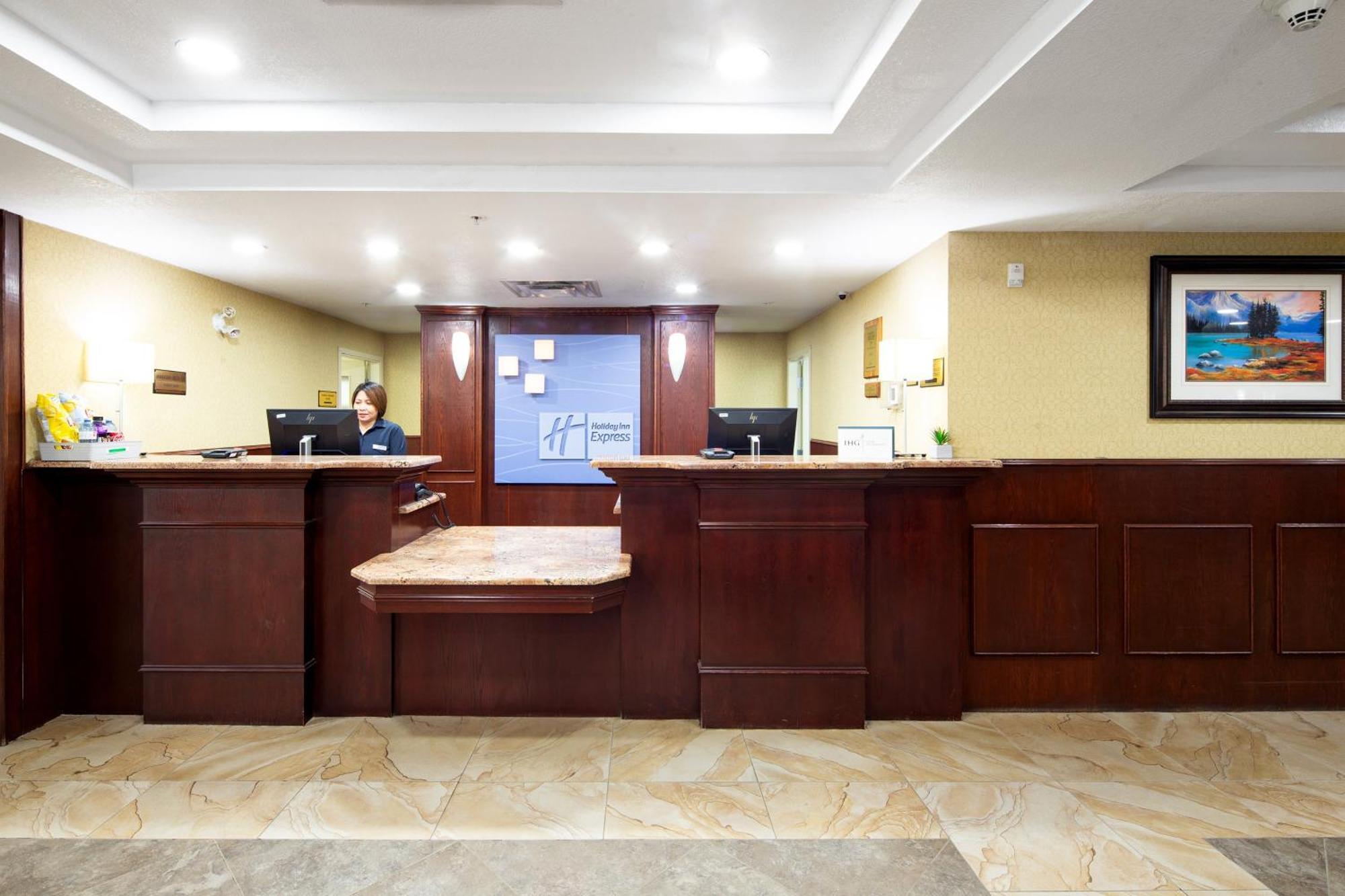 Holiday Inn Express Hotel & Suites Edson By Ihg Екстериор снимка