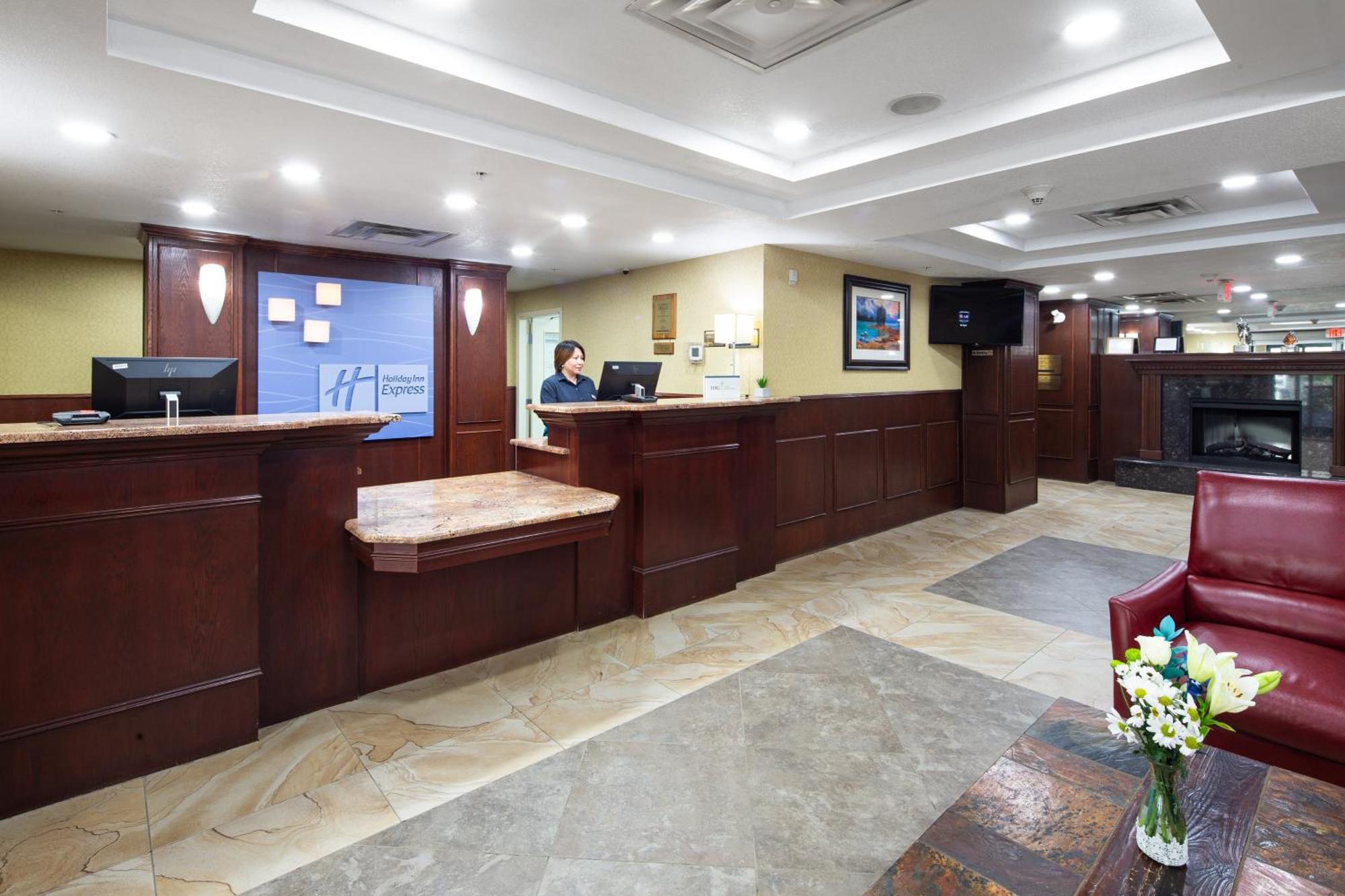 Holiday Inn Express Hotel & Suites Edson By Ihg Екстериор снимка