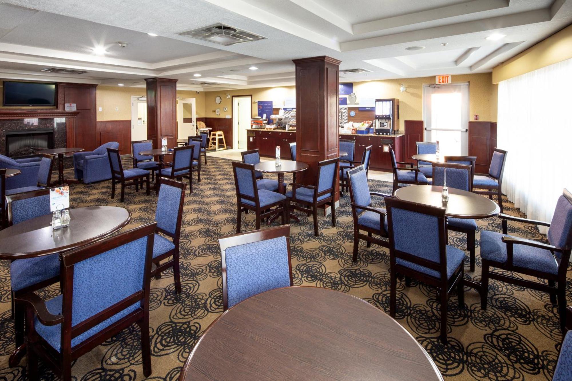 Holiday Inn Express Hotel & Suites Edson By Ihg Екстериор снимка