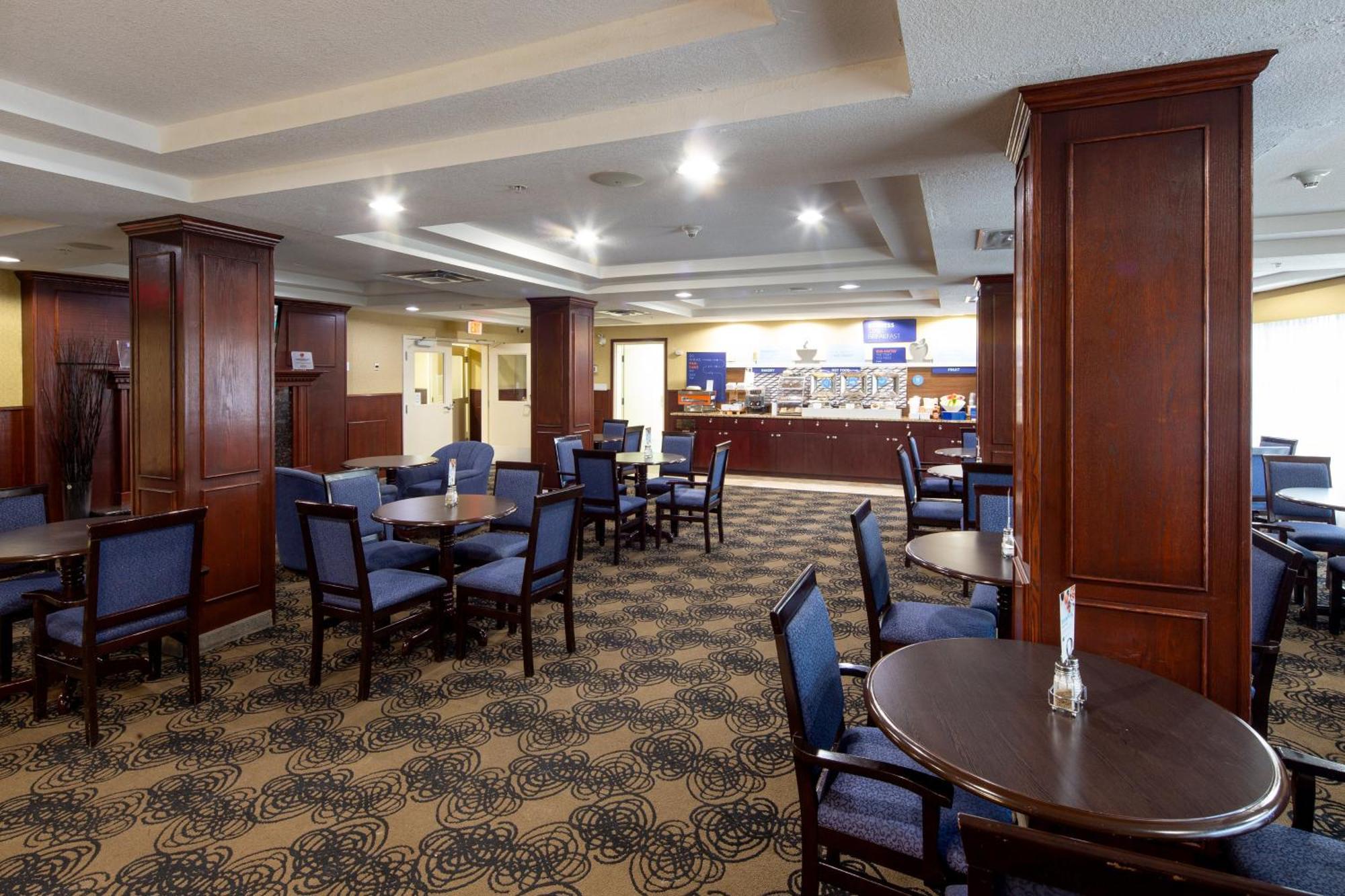 Holiday Inn Express Hotel & Suites Edson By Ihg Екстериор снимка