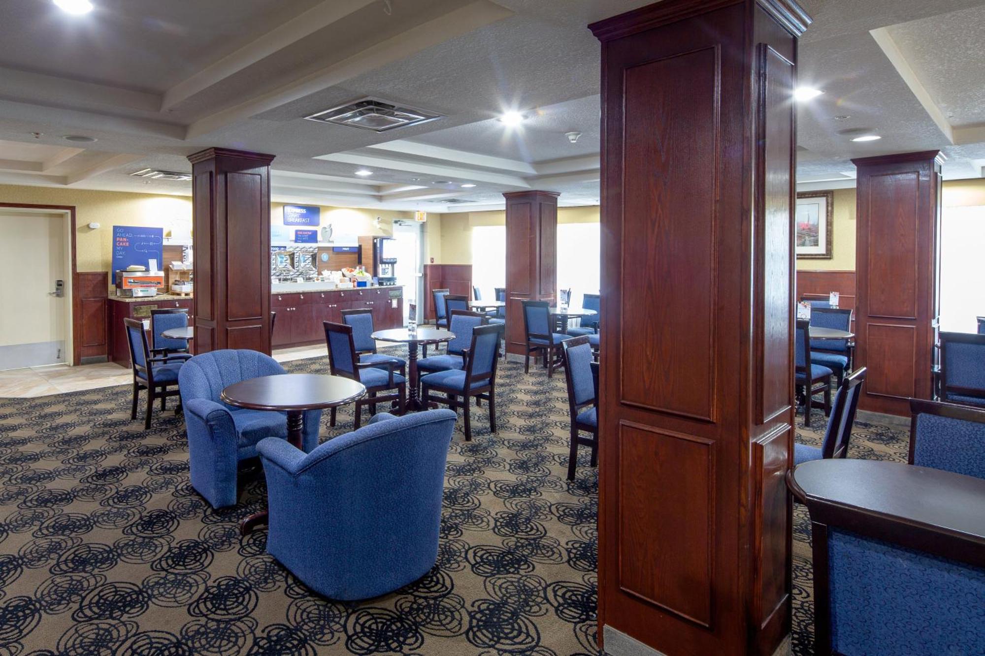 Holiday Inn Express Hotel & Suites Edson By Ihg Екстериор снимка