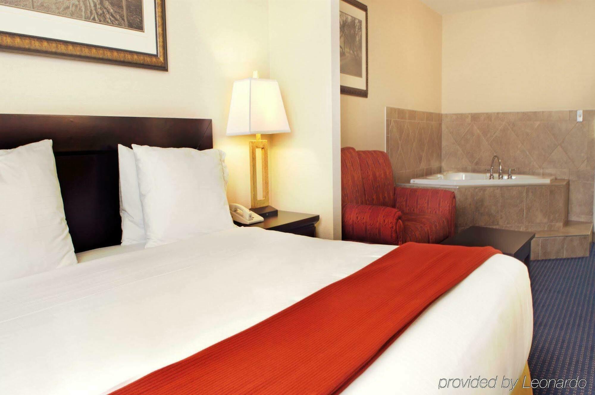 Holiday Inn Express Hotel & Suites Edson By Ihg Екстериор снимка